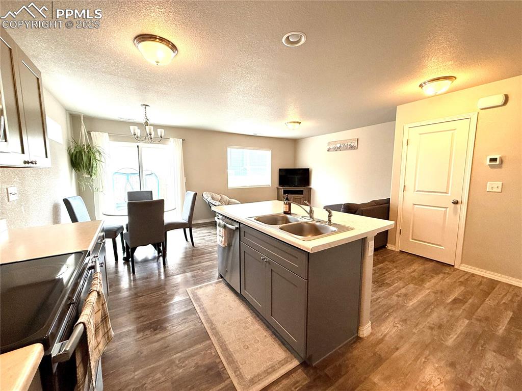 Image 16 of 46: Kitchen