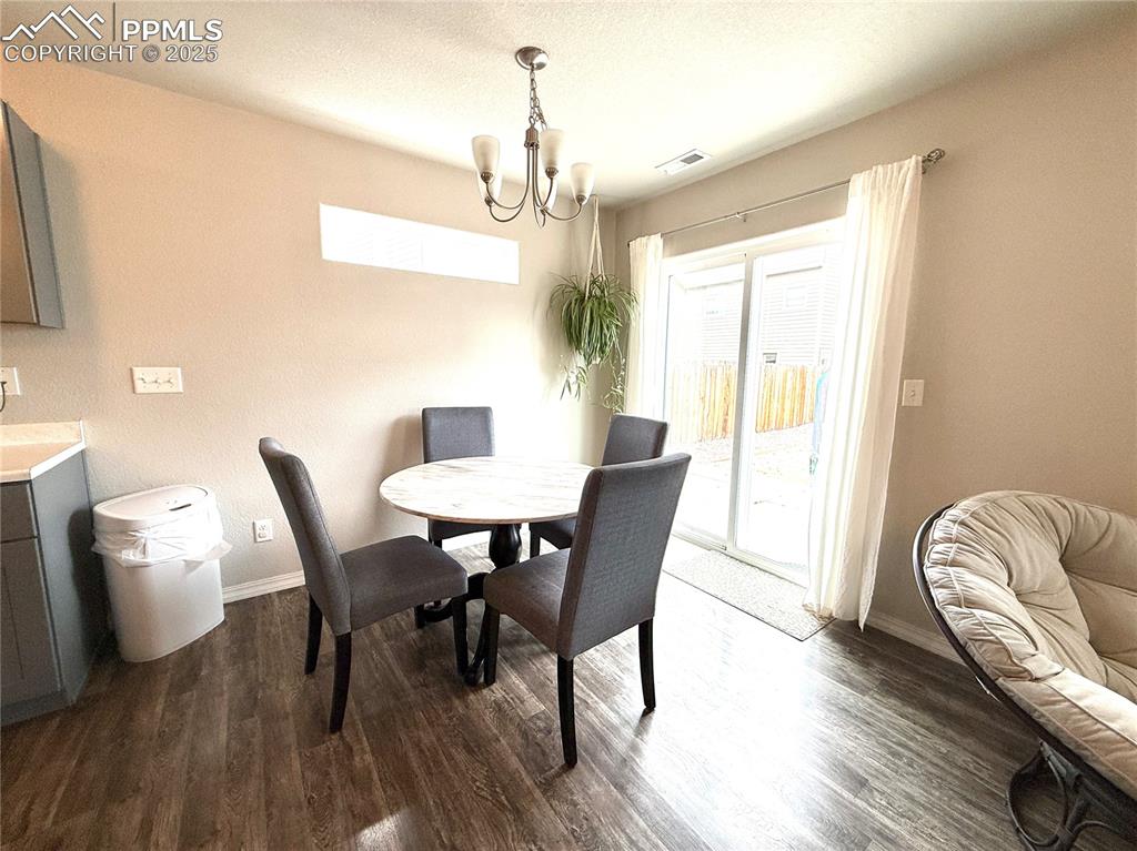 Image 19 of 46: Dining Area