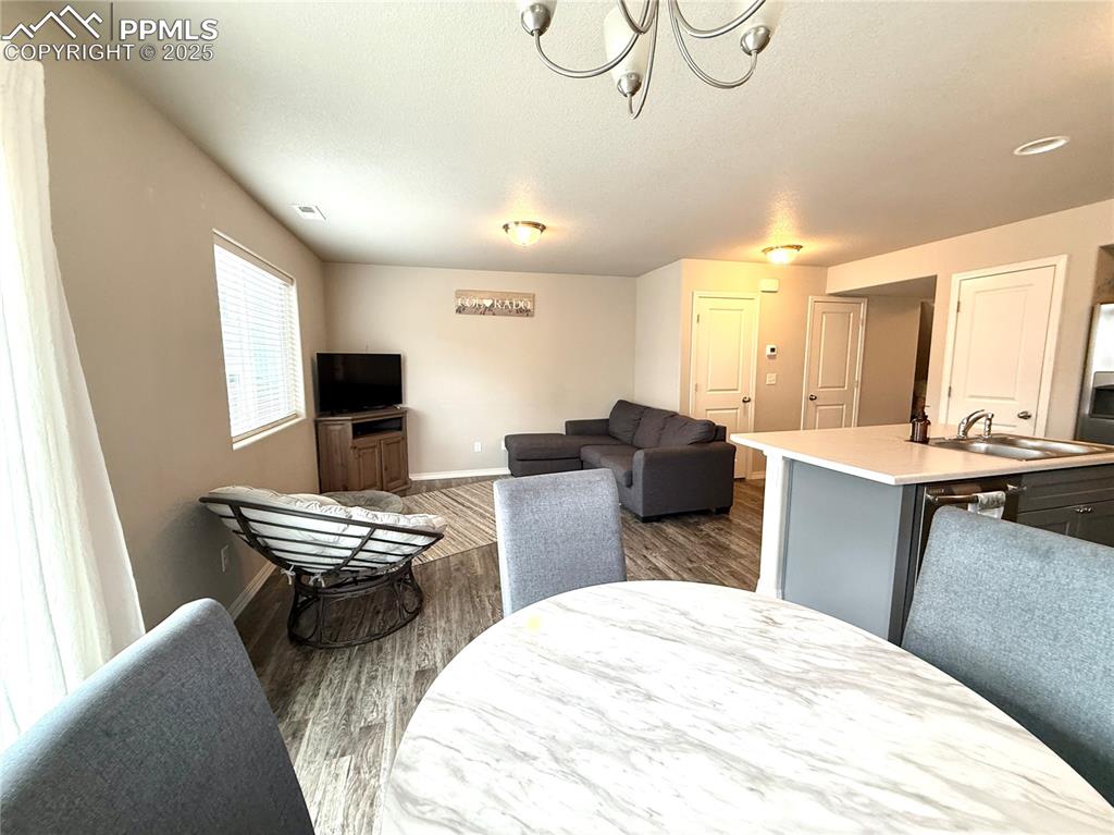 Image 21 of 46: Dining Area