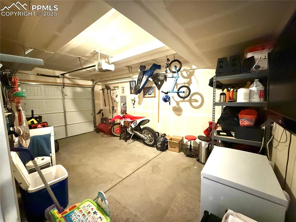 Image 27 of 46: Garage