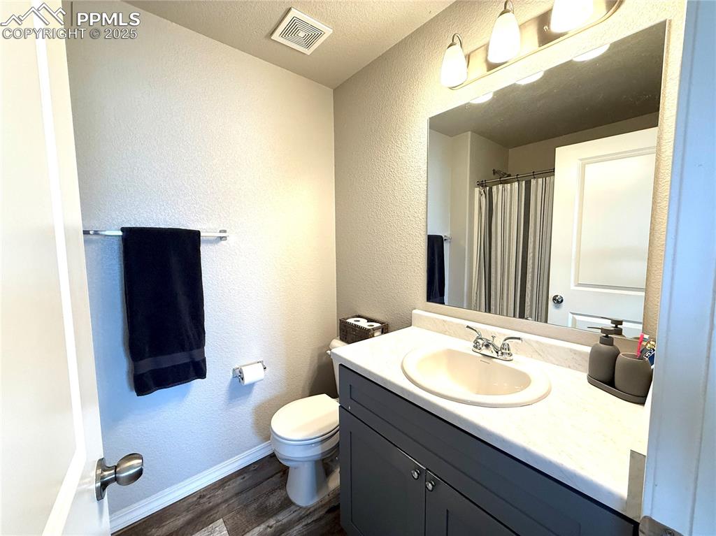 Image 32 of 46: Bathroom