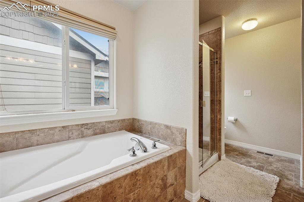 Image 17 of 48: Five Piece Bath