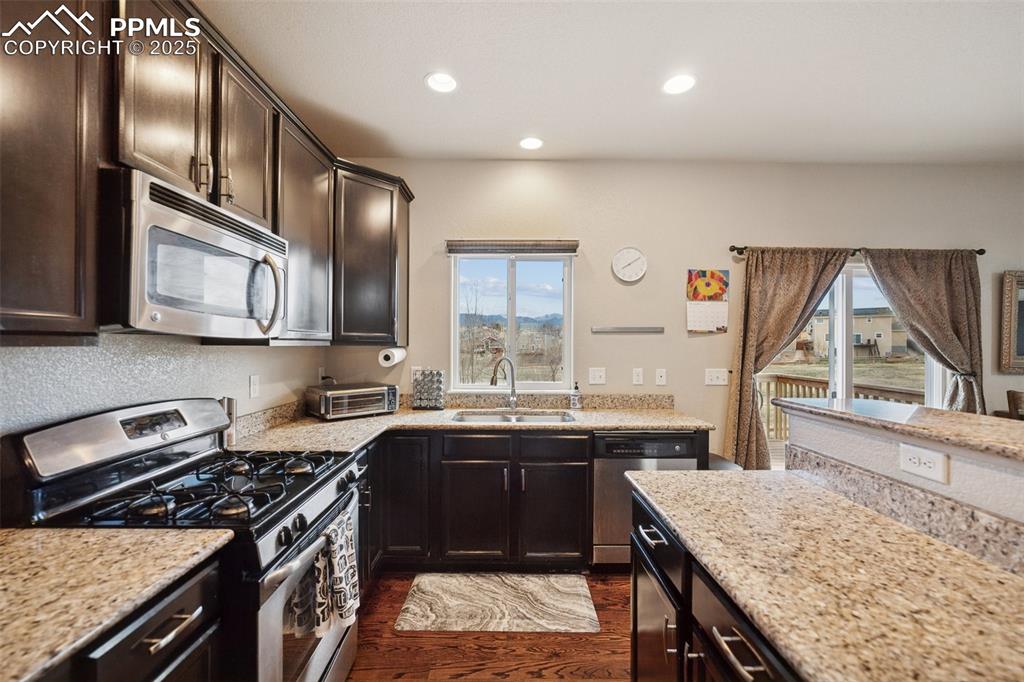 Image 9 of 48: Beautiful granite countertops