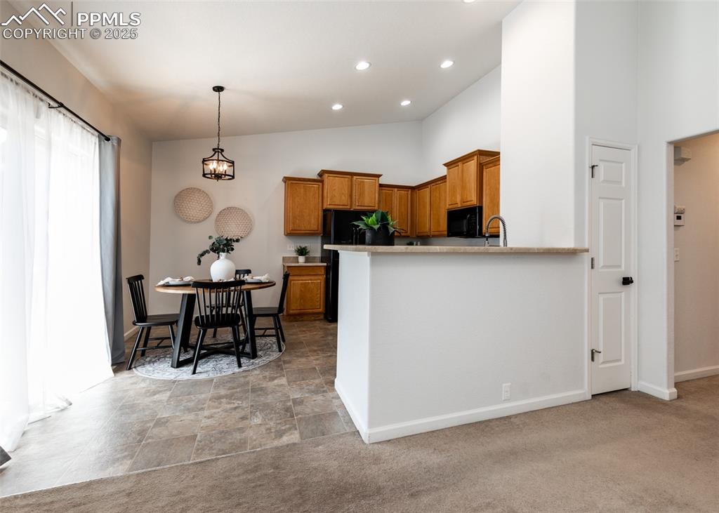 Image 16 of 32: Kitchen