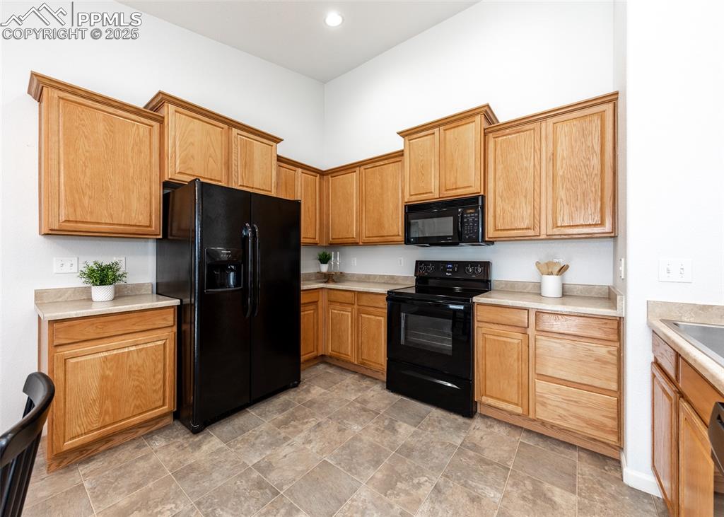 Image 17 of 32: Kitchen