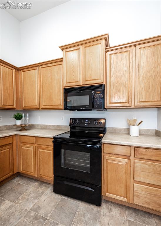 Image 19 of 32: Kitchen