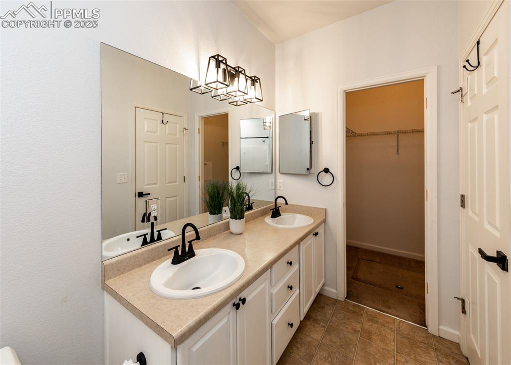 Image 25 of 32: Bathroom