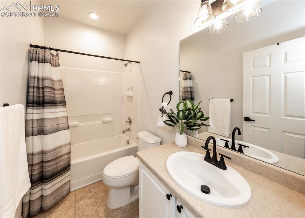 Image 7 of 32: Bathroom