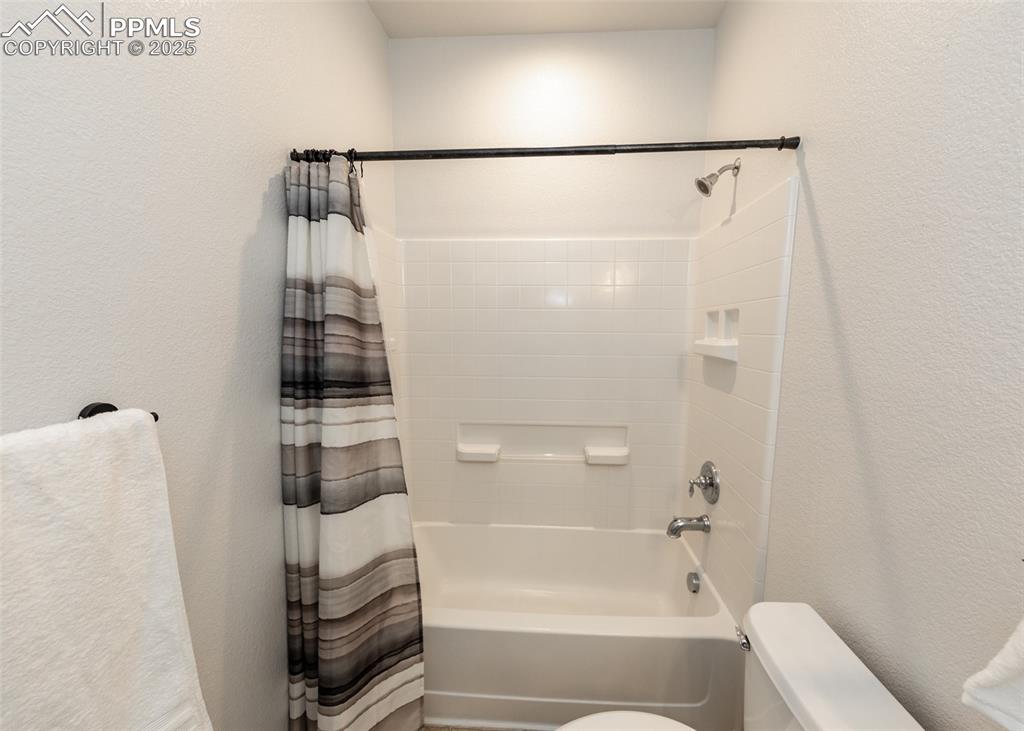 Image 8 of 32: Bathroom