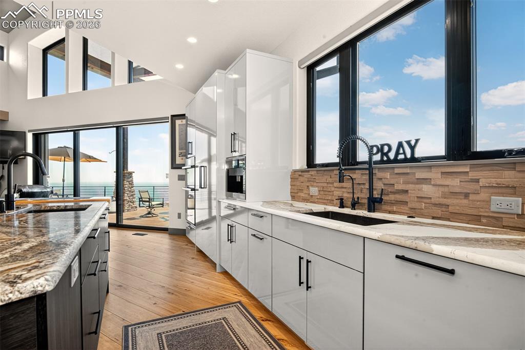 Image 27 of 50: Kitchen... Wow!