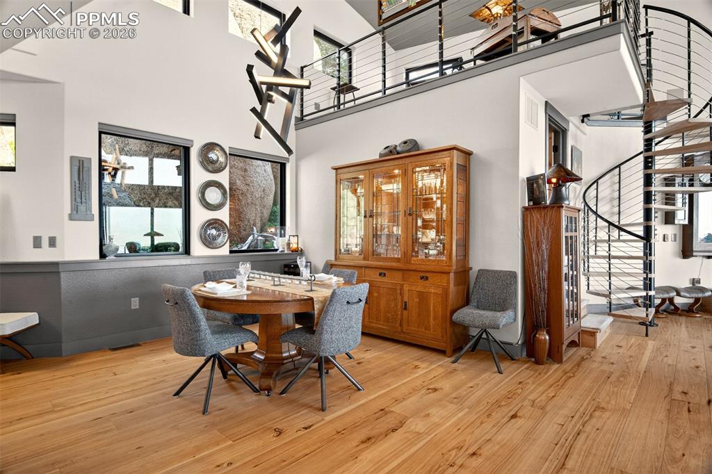 Image 8 of 50: Dining area