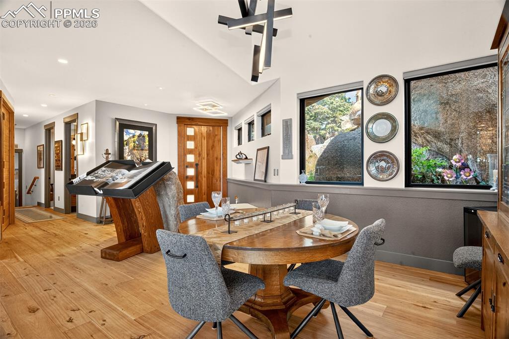 Image 9 of 50: Additional view of the dining area