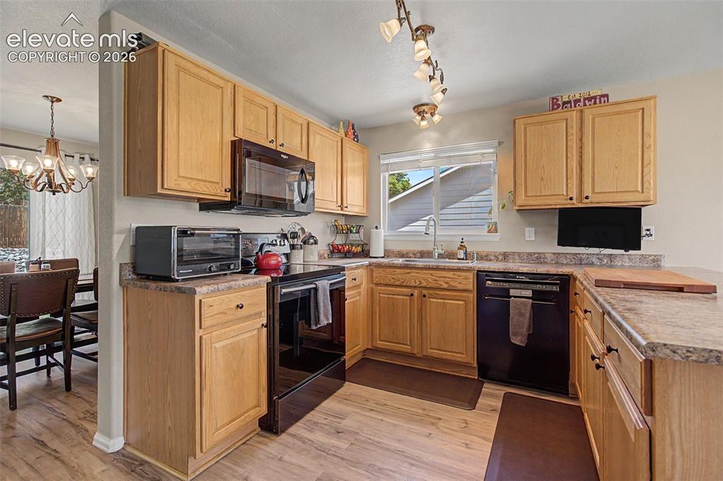Image 13 of 39: Kitchen