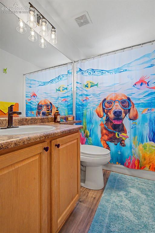Image 23 of 39: Full bathroom between the secondary bedrooms