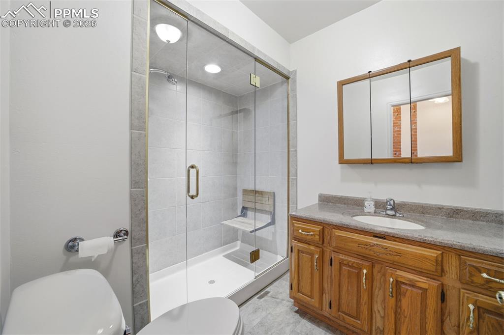 Image 15 of 34: Bathroom