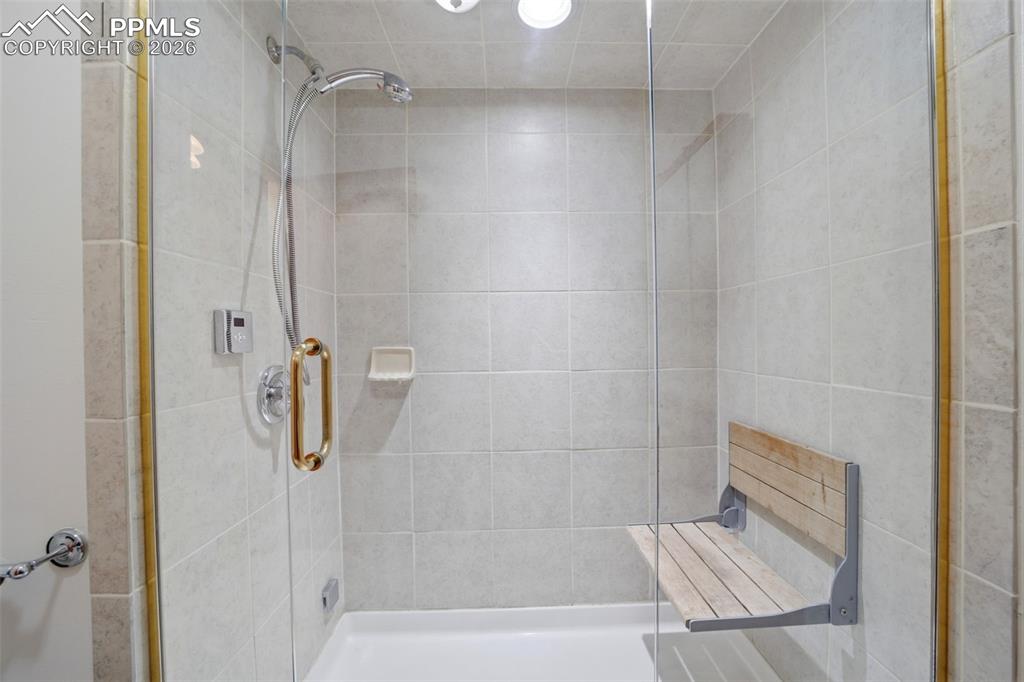 Image 16 of 34: Bathroom