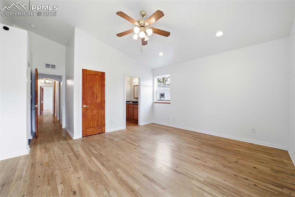 Image 19 of 34: Bedroom