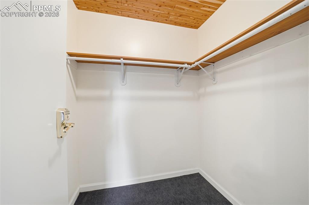 Image 20 of 34: Closet