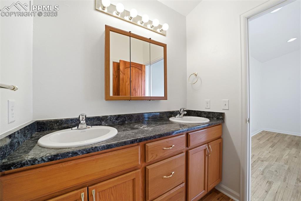 Image 21 of 34: Bathroom