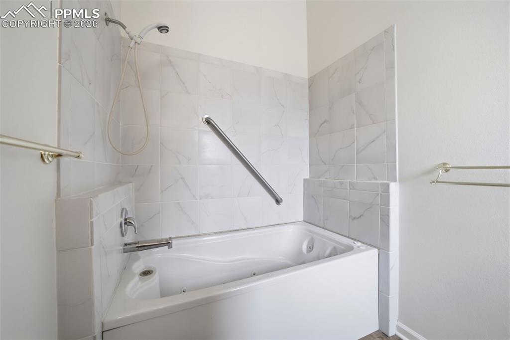 Image 22 of 34: Bathroom