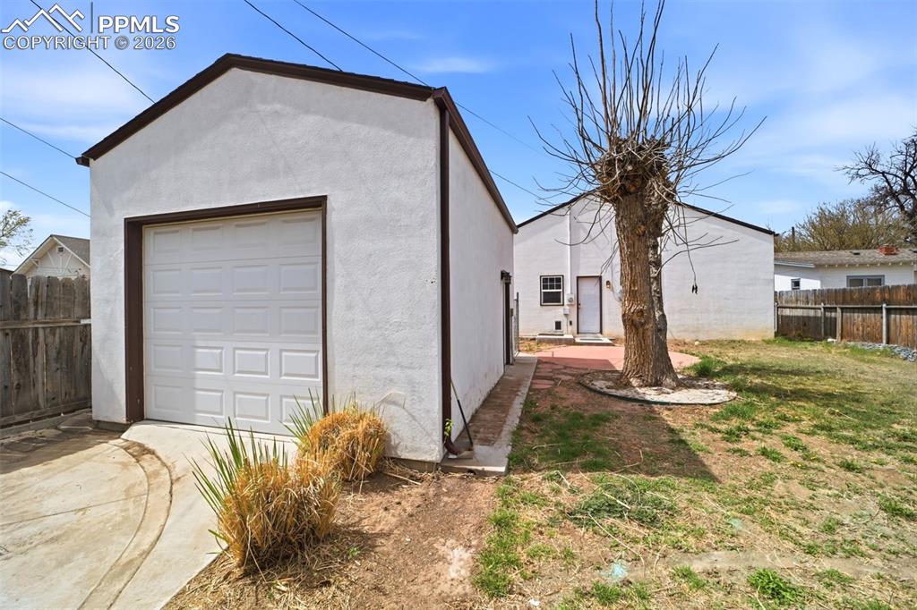 Image 28 of 34: Garage