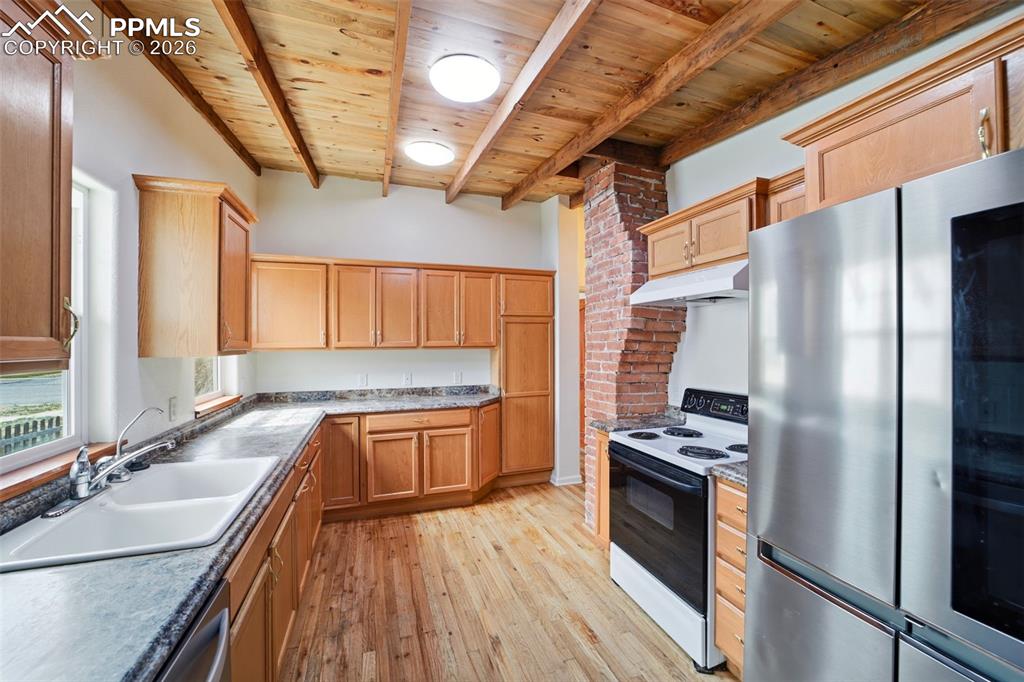 Image 7 of 34: Kitchen