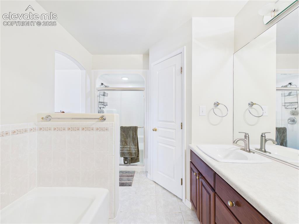 Image 17 of 48: Bathroom