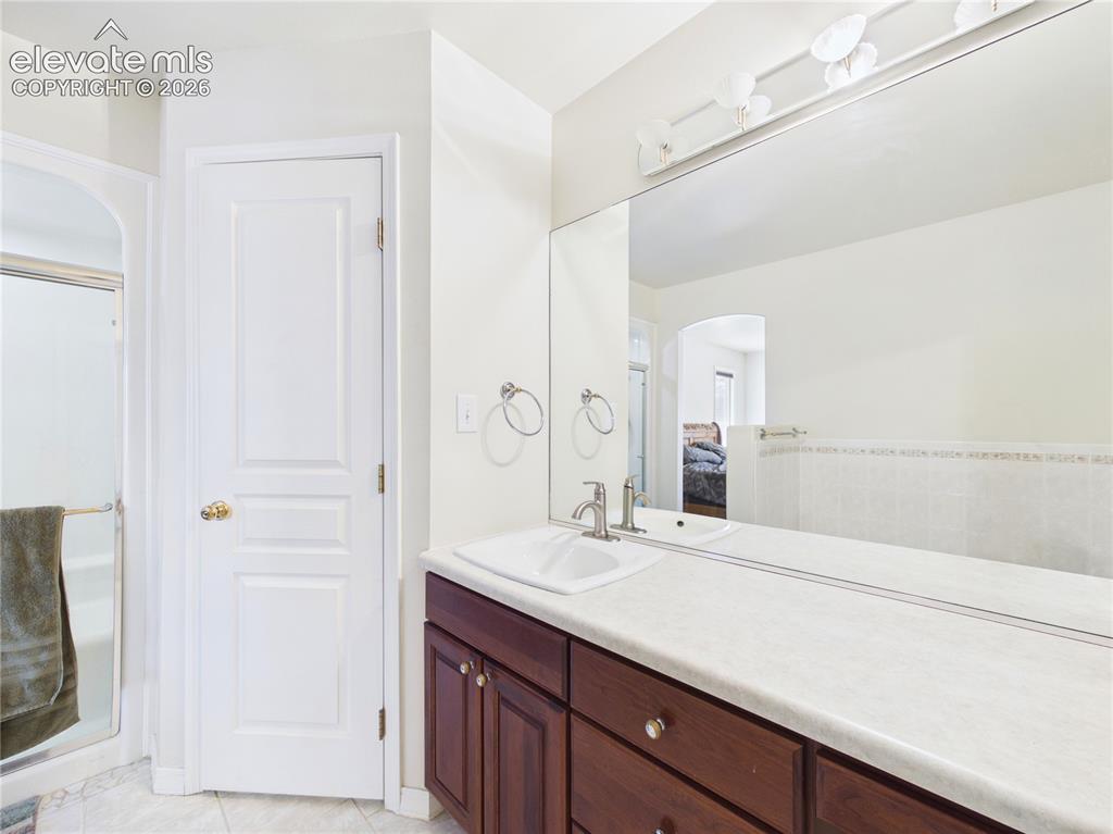 Image 19 of 48: Bathroom