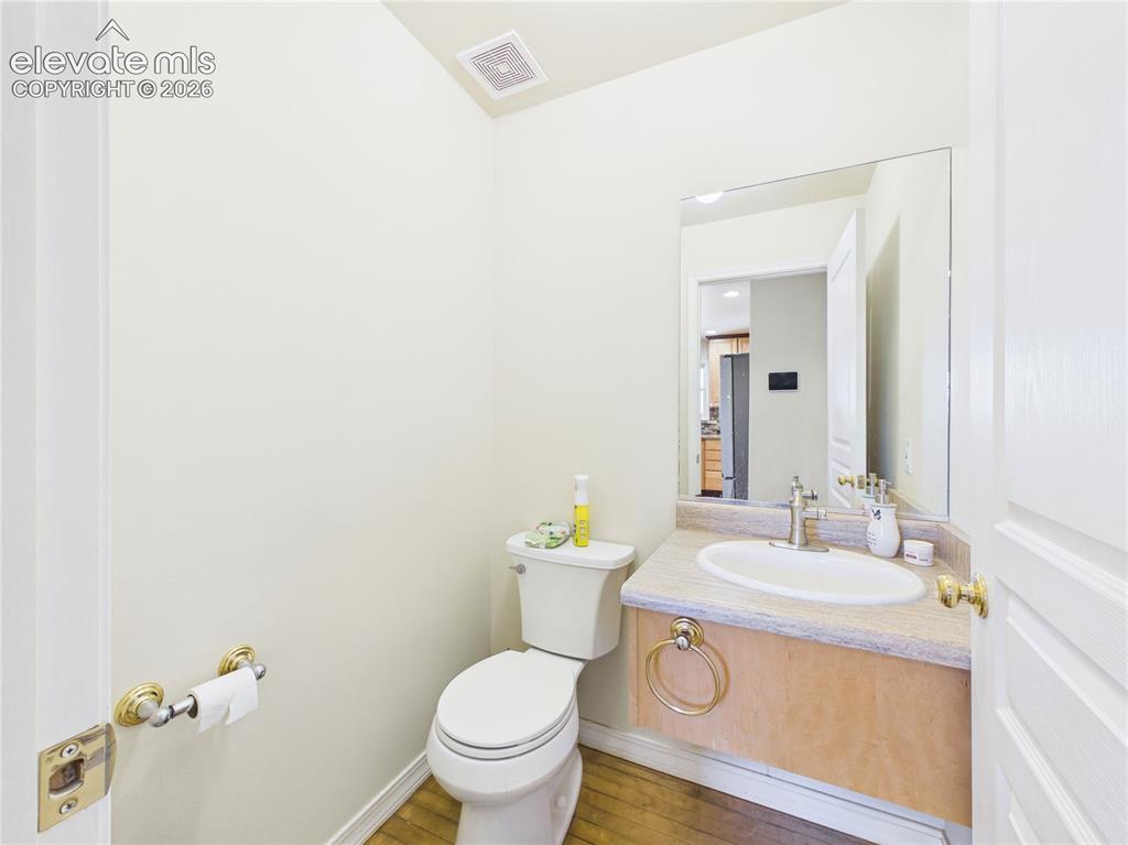 Image 22 of 48: Bathroom