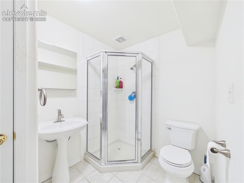 Image 33 of 48: Bathroom
