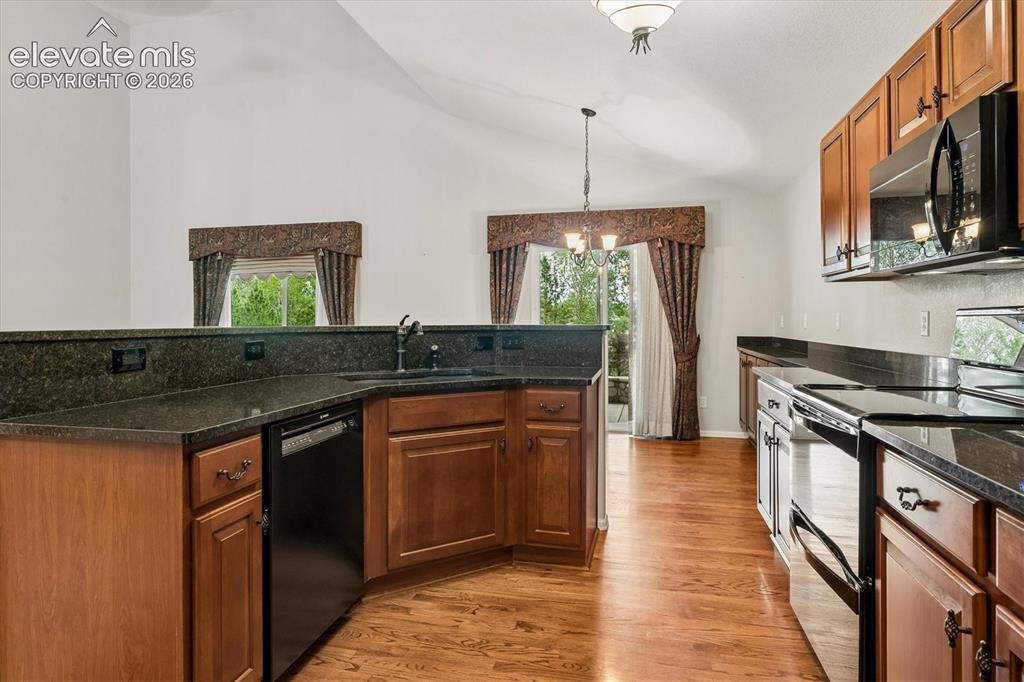 Image 10 of 33: Kitchen