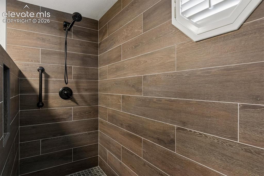 Image 14 of 33: Bathroom