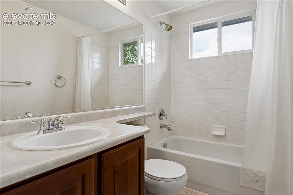 Image 19 of 33: Bathroom