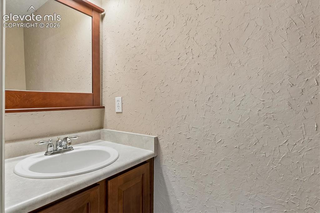 Image 7 of 33: Bathroom
