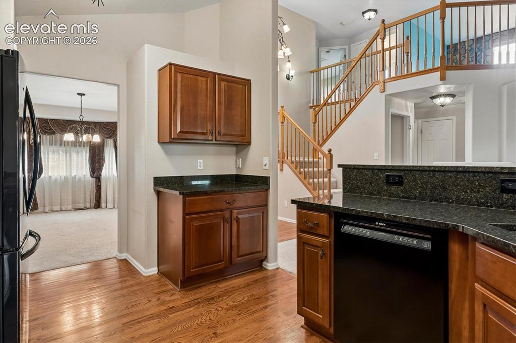 Image 9 of 33: Kitchen