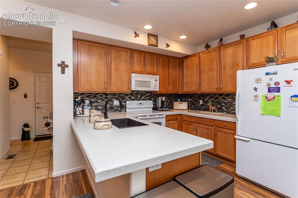 Image 10 of 27: Kitchen