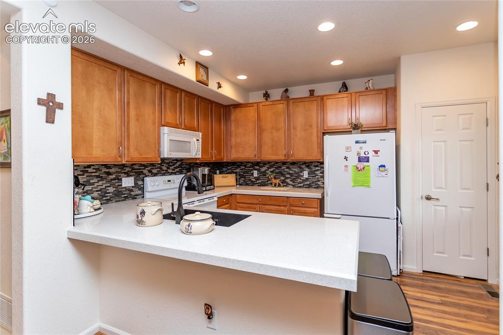 Image 13 of 27: Kitchen