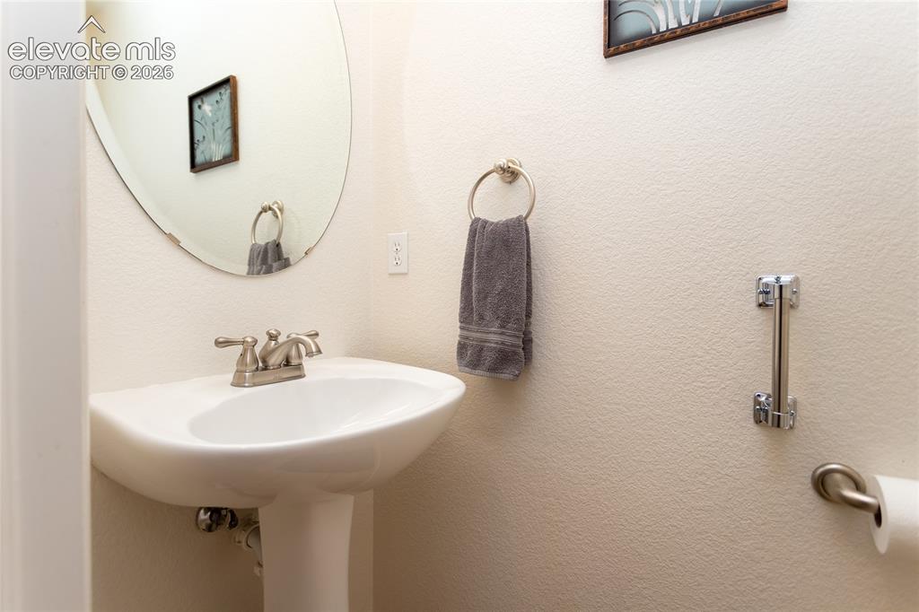 Image 14 of 27: Bathroom