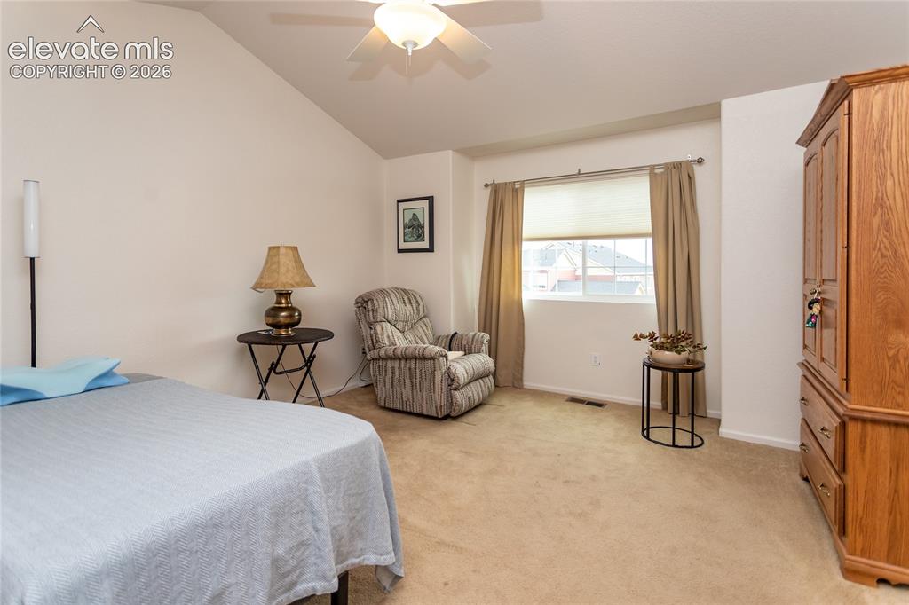 Image 15 of 27: Bedroom