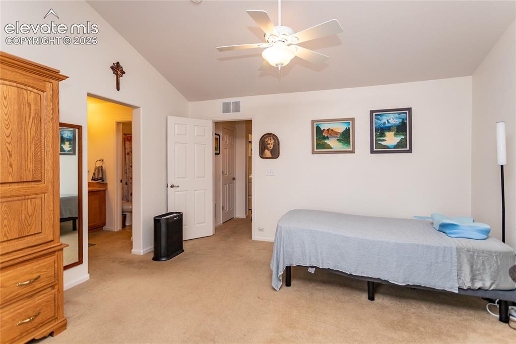 Image 17 of 27: Bedroom