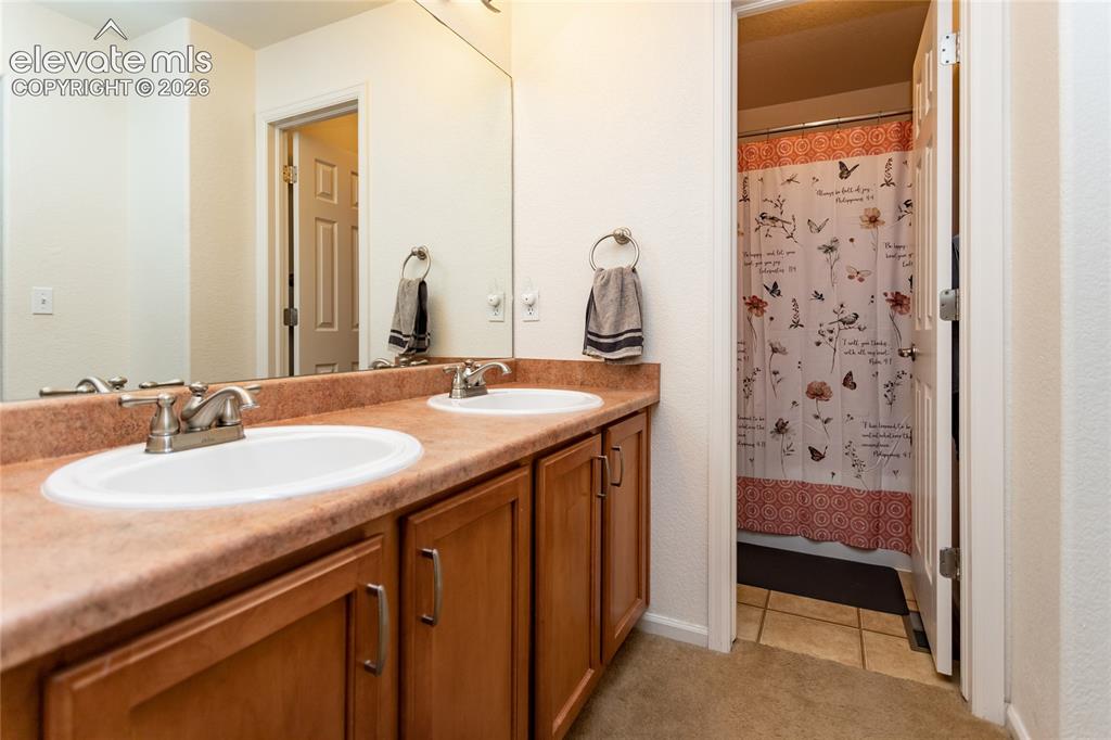 Image 18 of 27: Bathroom