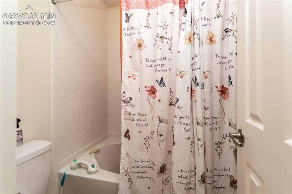 Image 19 of 27: Bathroom