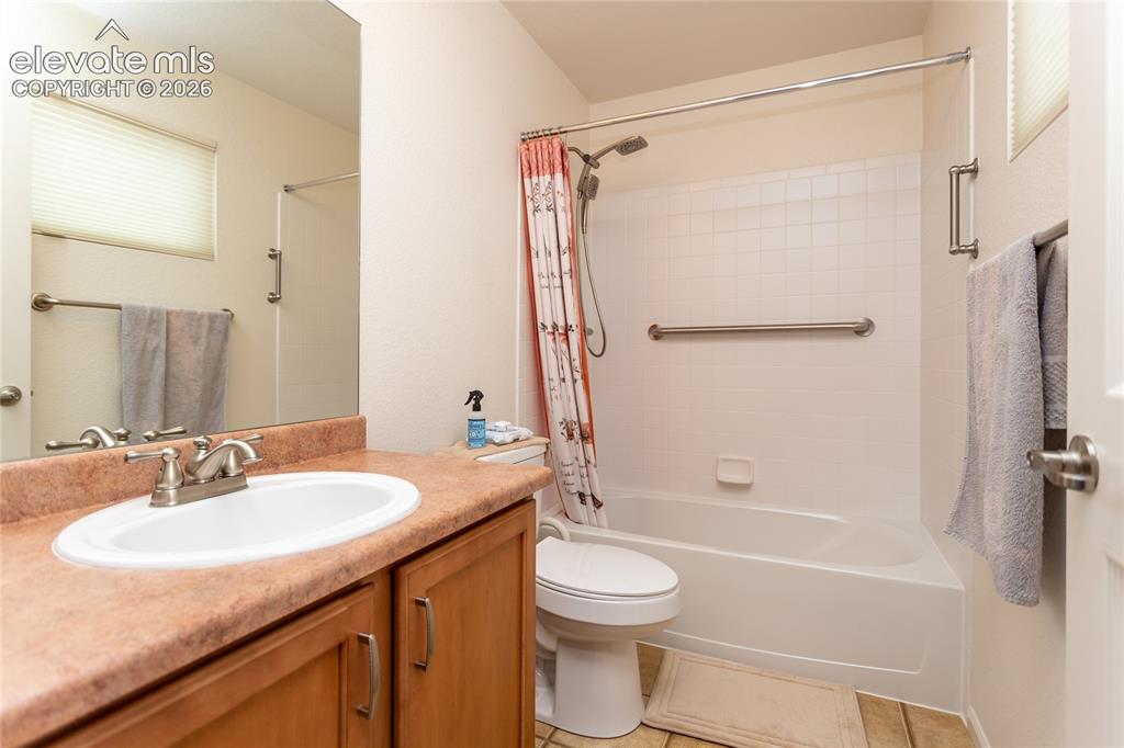 Image 25 of 27: Bathroom