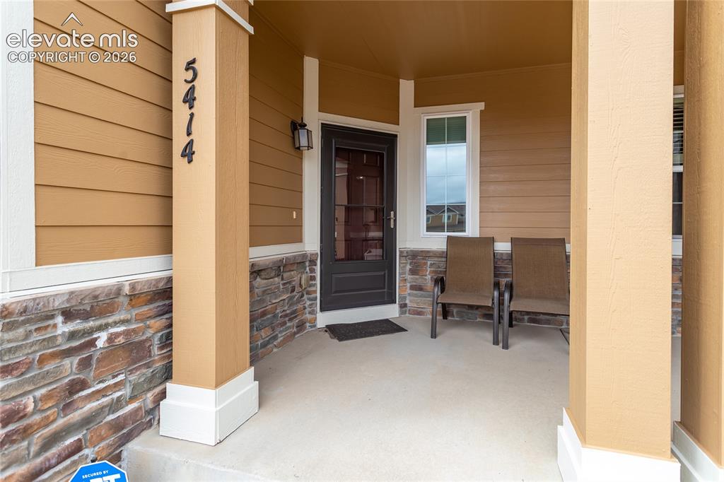 Image 4 of 27: Entry