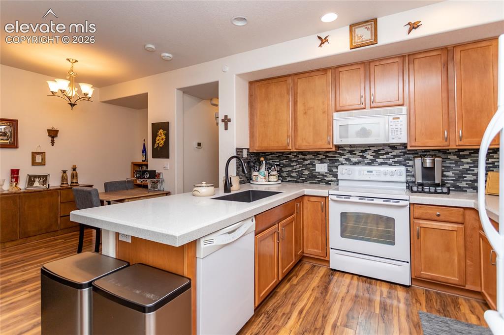 Image 9 of 27: Kitchen