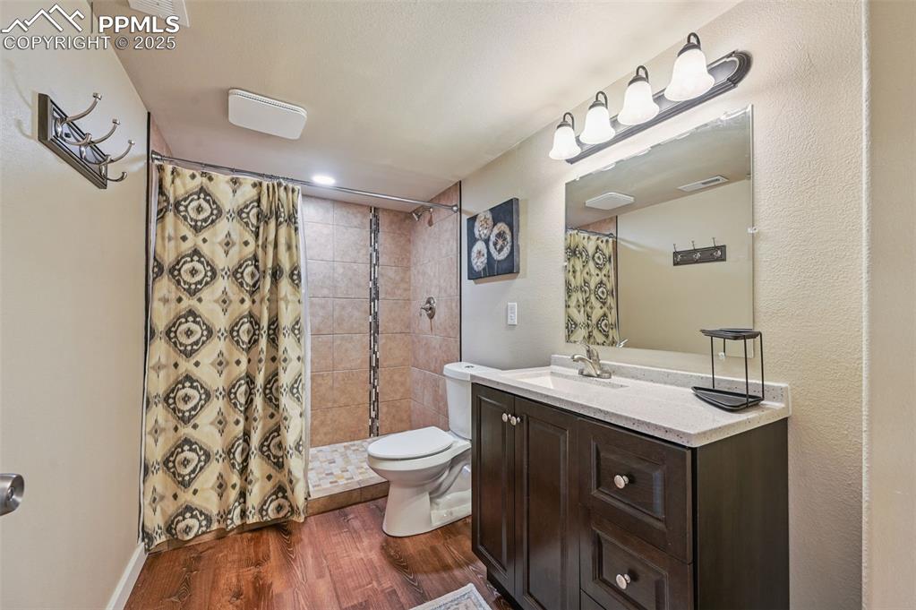 Image 35 of 49: Bathroom