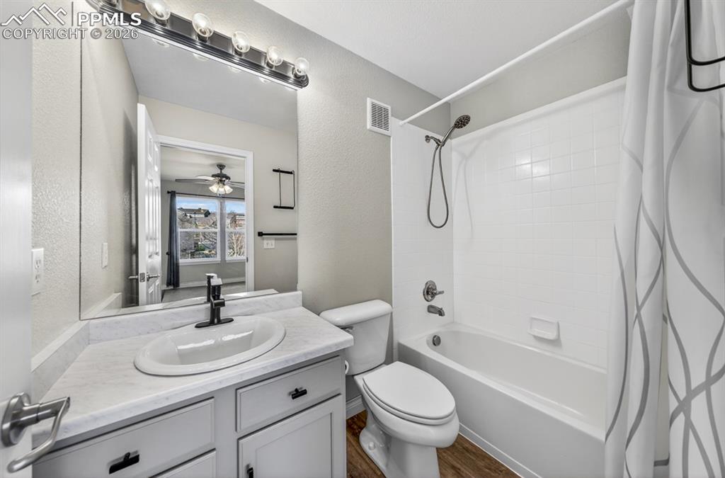 Image 12 of 21: Bathroom