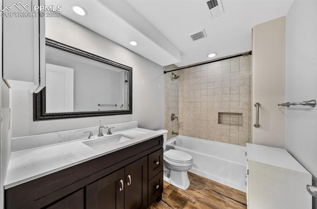 Image 17 of 21: Bathroom