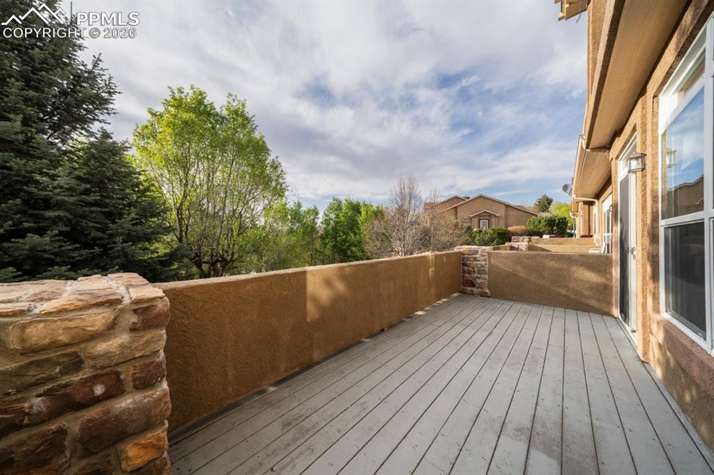 Image 19 of 21: Rear deck