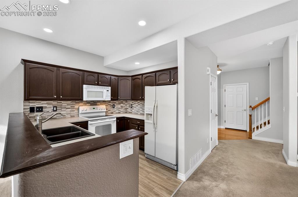 Image 4 of 21: Kitchen